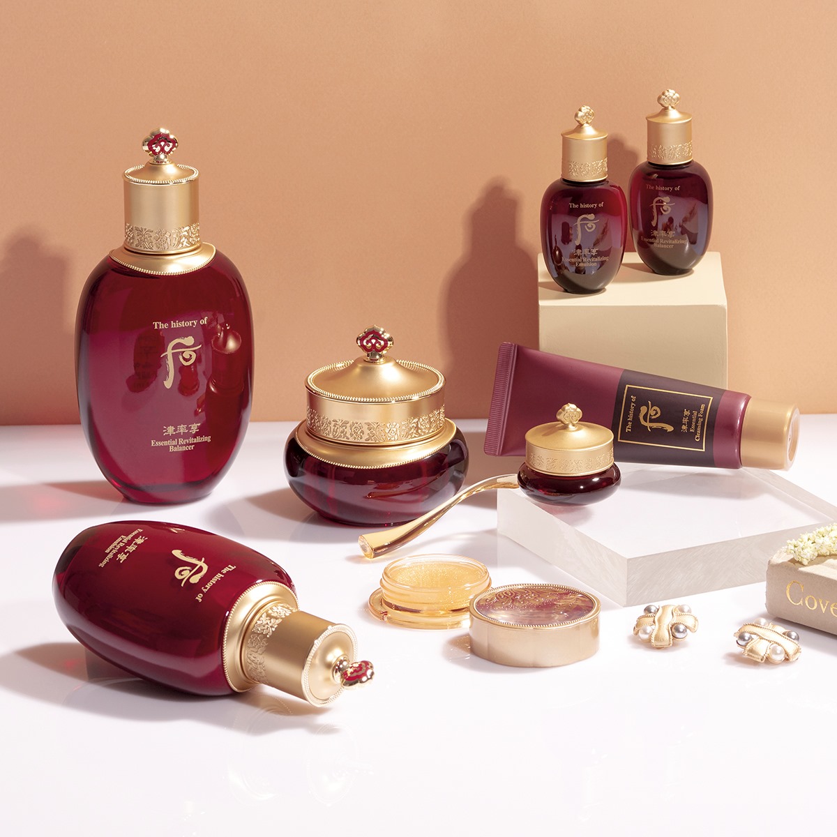 JINYULHYANG Special Gift Set 6 Items มอบผิวสวยไร้ริ้วรอย ด้วยพลังแห่งการเติมเต็มร่องลึก หน้าอ่อนวัยในเซ็ตเดียว  ด้วยที่สุดแห่งการปรนนิบัติผิวจากสารสกัดของพืชสมุนไพรชั้นเลิศจากเกาหลี อาทิรากโสม�บัวหิมะ�ซึ่งช่วยฟื้นฟูผิวที่แห้งกร้าน ขาดความยืดหยุ่น ให้กลับเนียนนุ่มชุ่มชื่นดูเปล่งปลั่ง�พร้อมลดเลือนริ้วรอยแห่งวัยให้ผิวสวยดูอ่อนเยาว์ได้อย่างเนิ่นนาน